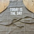 DRESSSEN Day Use W Pocket Apron "TODAY IS THE DAY" -smoky beige